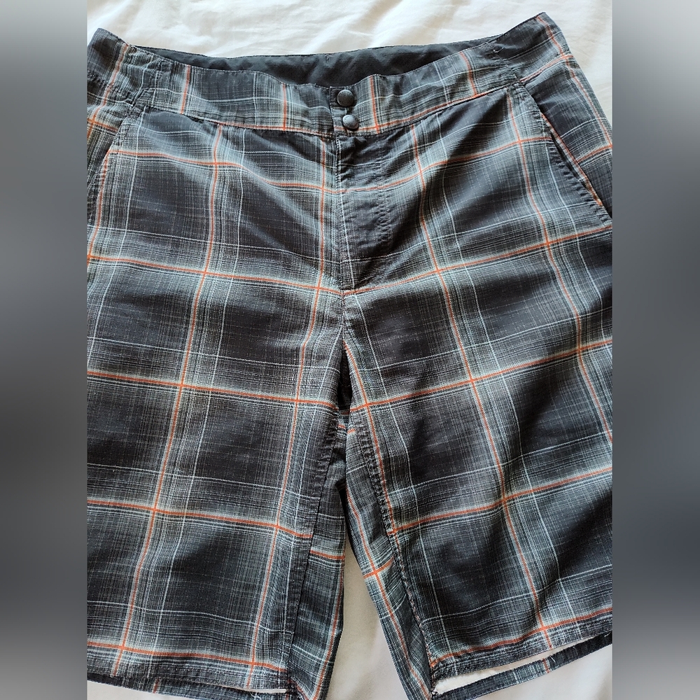COLUMBIA Men's Shorts w/Omni Shade Sun Protection. Size 38. 10" Inseam.